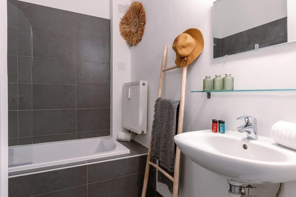 Huswell - Comfy Apartment With Side Seaview And 2 Free Bikes Knokke-Heist Exterior photo